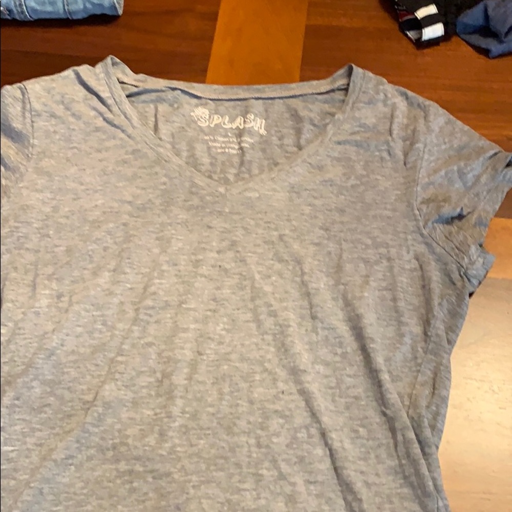 Gray tee-shirt